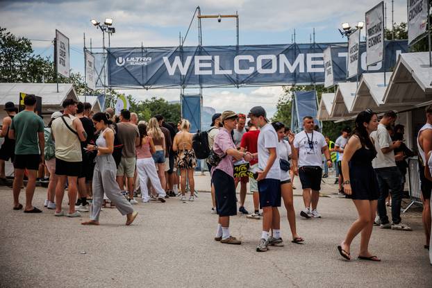 Split : Pred ulazom na Ultra Europe festival stvaraju se gužve za preuzimanje narukvica