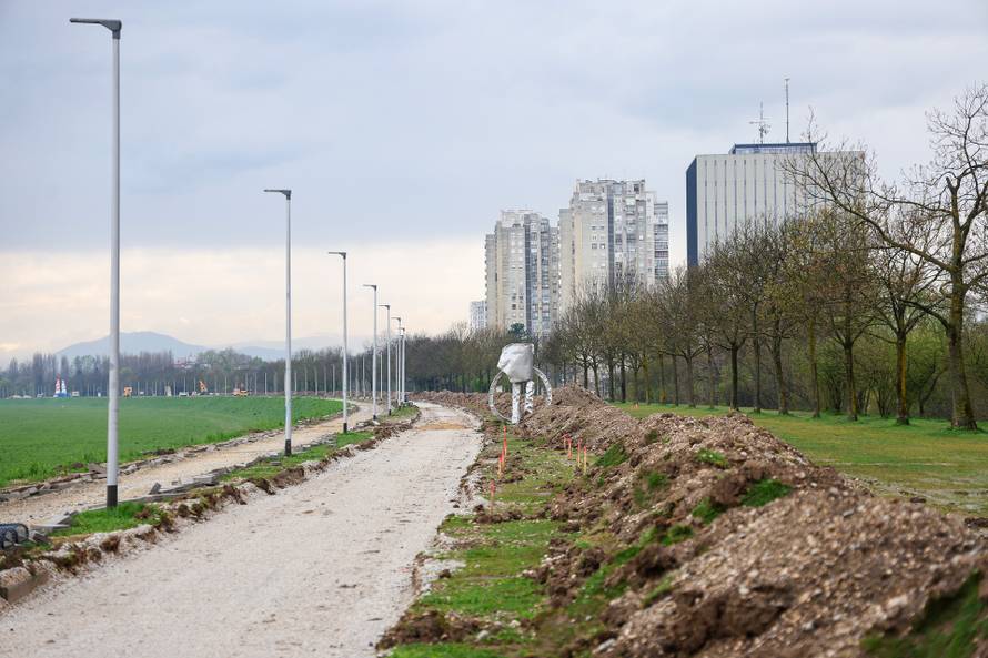 Zagreb: Skulptura tri žabe na savskom nasipu u parku skulptura