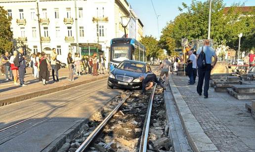 VIDEO Zagrepčani oduševljeni snimkom ZET-ovca koji spašava vozača iz nevolje na tračnicama!