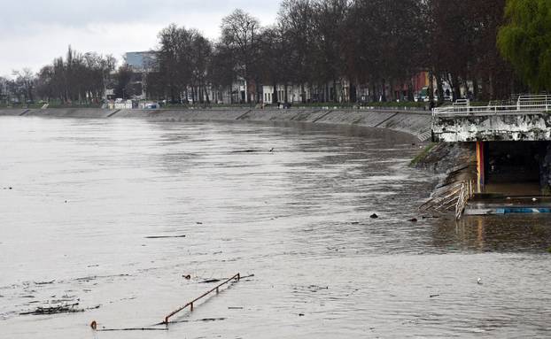 Slavonski Brod: Zbog obilnih kiša naglo raste vodostaj Save