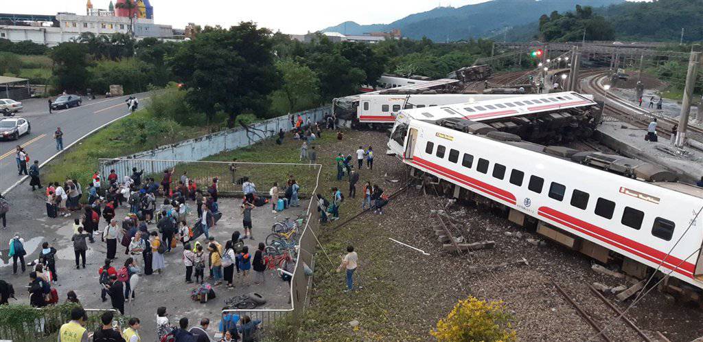 I u Tajvanu je vlak iskočio iz tračnica: Najmanje 18 mrtvih