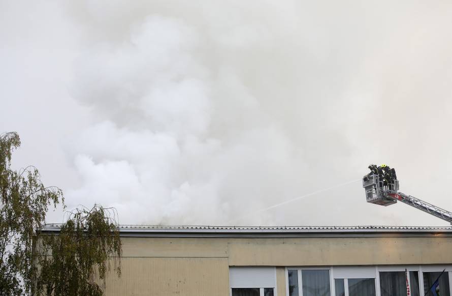 VIDEO Osnovna škola u Zagrebu gorjela više od dva sata, jedan vatrogasac je lakše ozlijeđen
