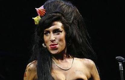 Amy Winehouse vikala na fanove, a jednog i pljunula