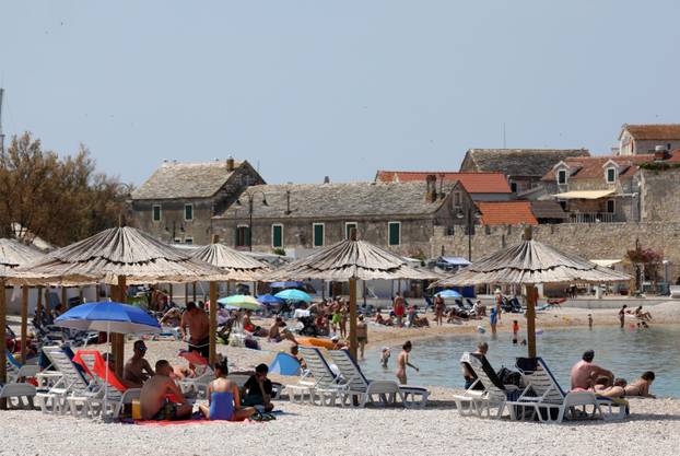 Primošten: Nakon najavljenog toplotnog udara spas je najbolje potražiti u moru