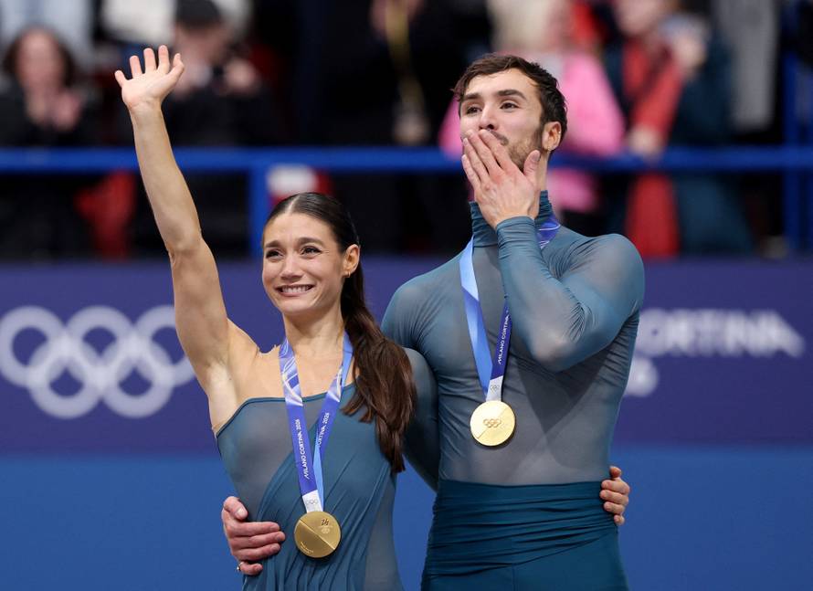 Figure Skating - Ice Dance - Victory Ceremony