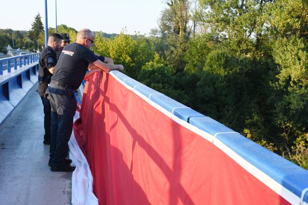 Petrinja: Postavljena velika zastava RH povodom 31.obljetnice VRO Oluje na mostu preko rijeke Kupe