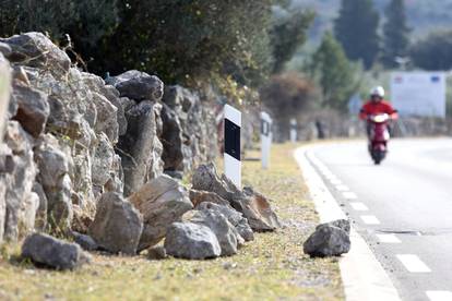 Posljedice potresa na Krku: Pala žbuka s dvokatnice, oštećen je suhozid, s kuće je pao dimnjak