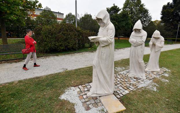 Varaždin: Spomenik crkvenim redovima od kojih jedan lik nalikuje na Ivana Čehoka