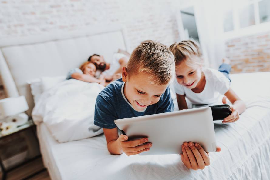 Školarci se ponašaju kao da su im tri godine? Krivi su ekrani