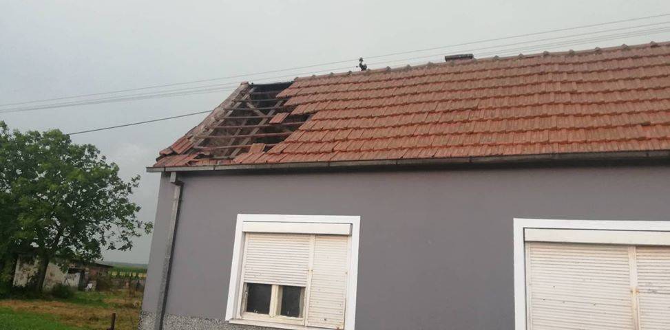 Jak vjetar ruši krovove: Palo je i krovište sa škole u Pitomači