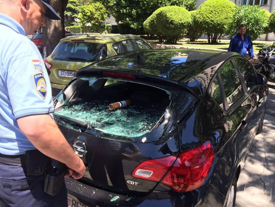 Kaos u Splitu: Mamića gađali dimnim bombama i raketama