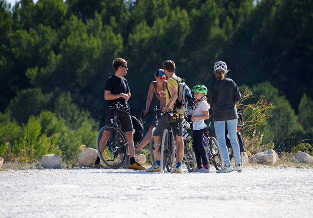 Rt Kamenjak: Sunce je privuklo mnoge, a neki su se i okupali