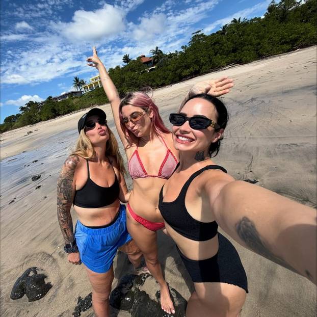 FOTO Nikad zgodnija Demi Lovato u badiću oduzima dah, pokazala je i tetovaže...