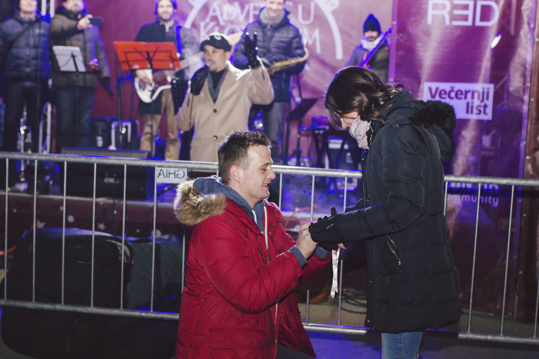 Romantični fan: Usred nastupa Marka Tolje zaprosio djevojku