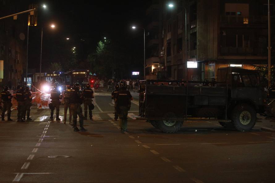 Beograd: Novi prosvjed na beogradskim ulicama, okupljeni su bacali kamenje i pirotehnička sredstva