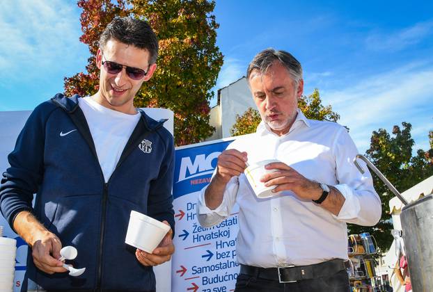 Zagreb: Miroslav Å koro s Älanovima Mosta dijelio grah na treÅ¡njevaÄkoj trÅ¾nici