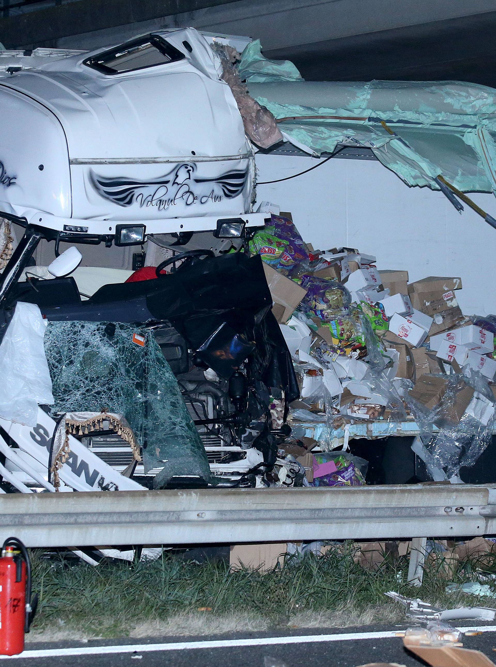 Vozač se kamionom zaletio u nadvožnjak, dvoje poginulih