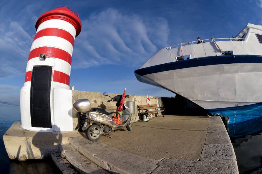 U Zadru se nasukao katamaran Novalja