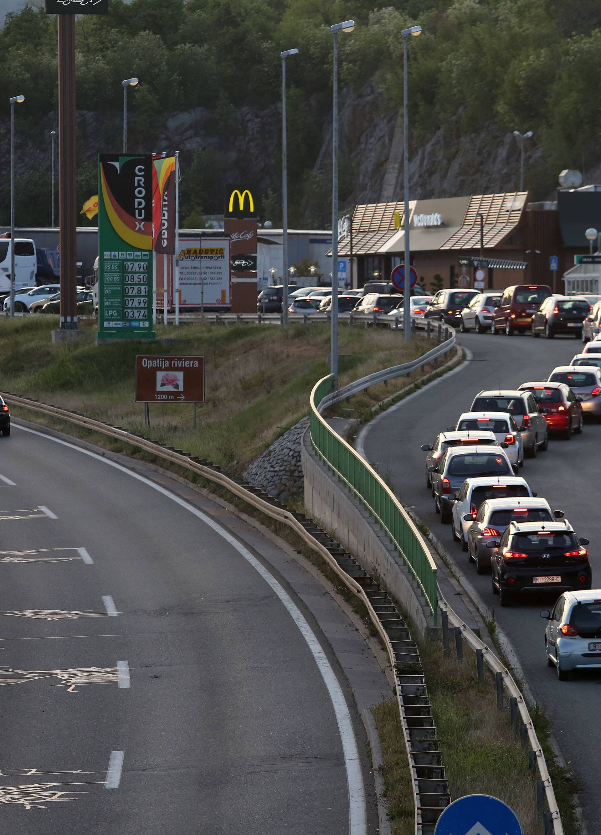 Kakva McGužva! Kolone auta u redu za McDonalds u Rijeci