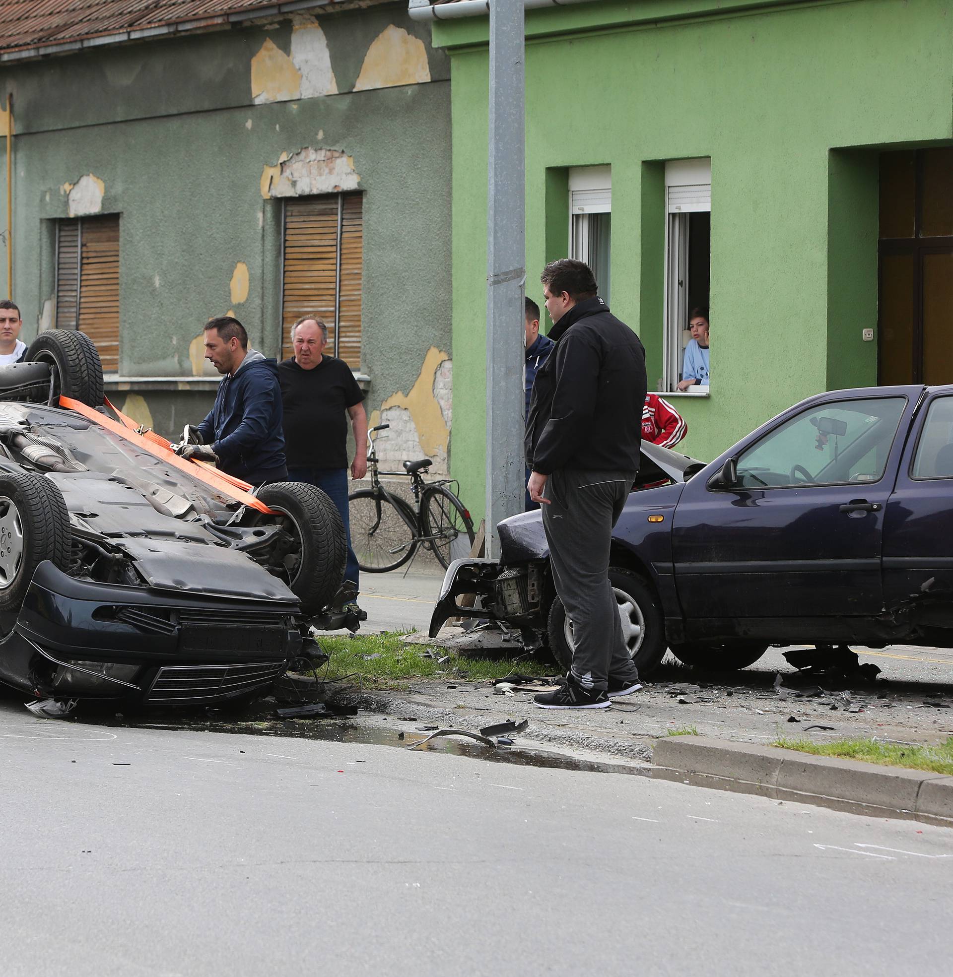 Zabio se u parkirani automobil, poletio pa završio na krovu