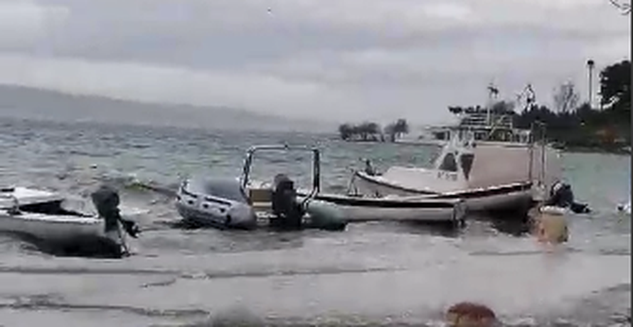 Hvar odsječen od kopna, valovi potapaju rive po cijeloj obali!