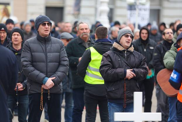 Zagreb: Interventna policija osigurava molitelje na glavnom Trgu