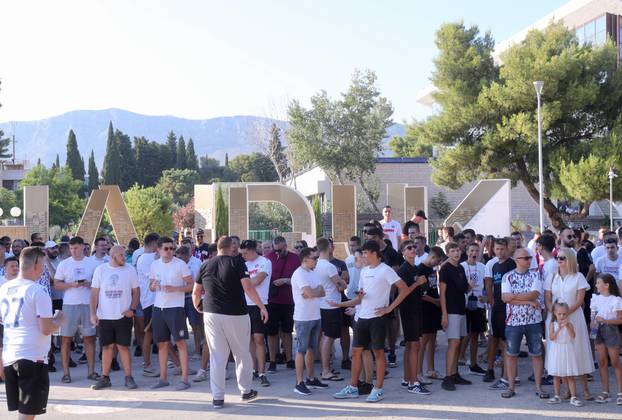 Split: Okupljanje navijača Hajduka ispred fan shopa povodom dolaska Ivana Rakitića