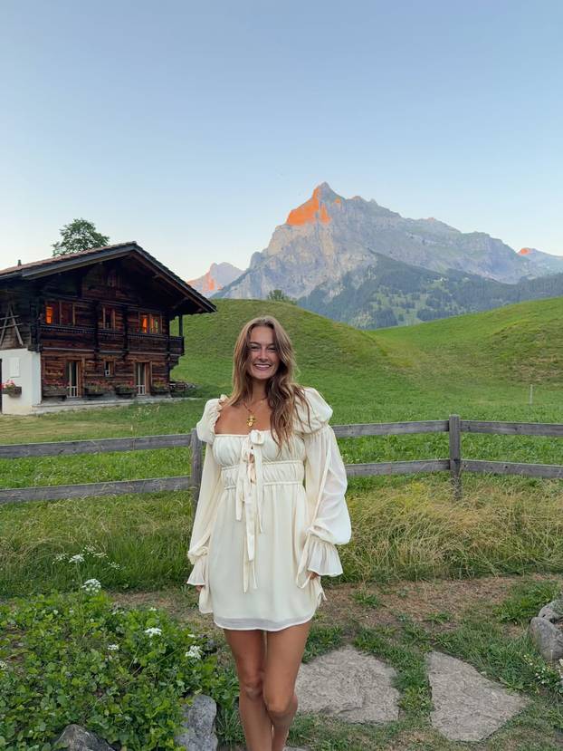 FOTO Ashlee ne prestaje privlačiti poglede: Radi za hit brend bikinija i pokazuje obline
