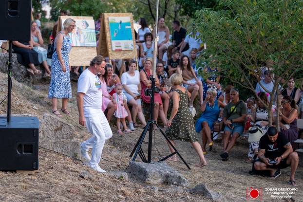 FOTO Karlobag zasjao u znaku mode i glazbe: Duchess revija i koncert Nine Badrić na Fortici