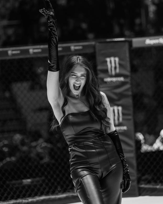 FOTO Hrvatica 'privodi' zvijezde FNC-a pred kameru, odjenula i dres Partizana: 'Neki će hejtati'