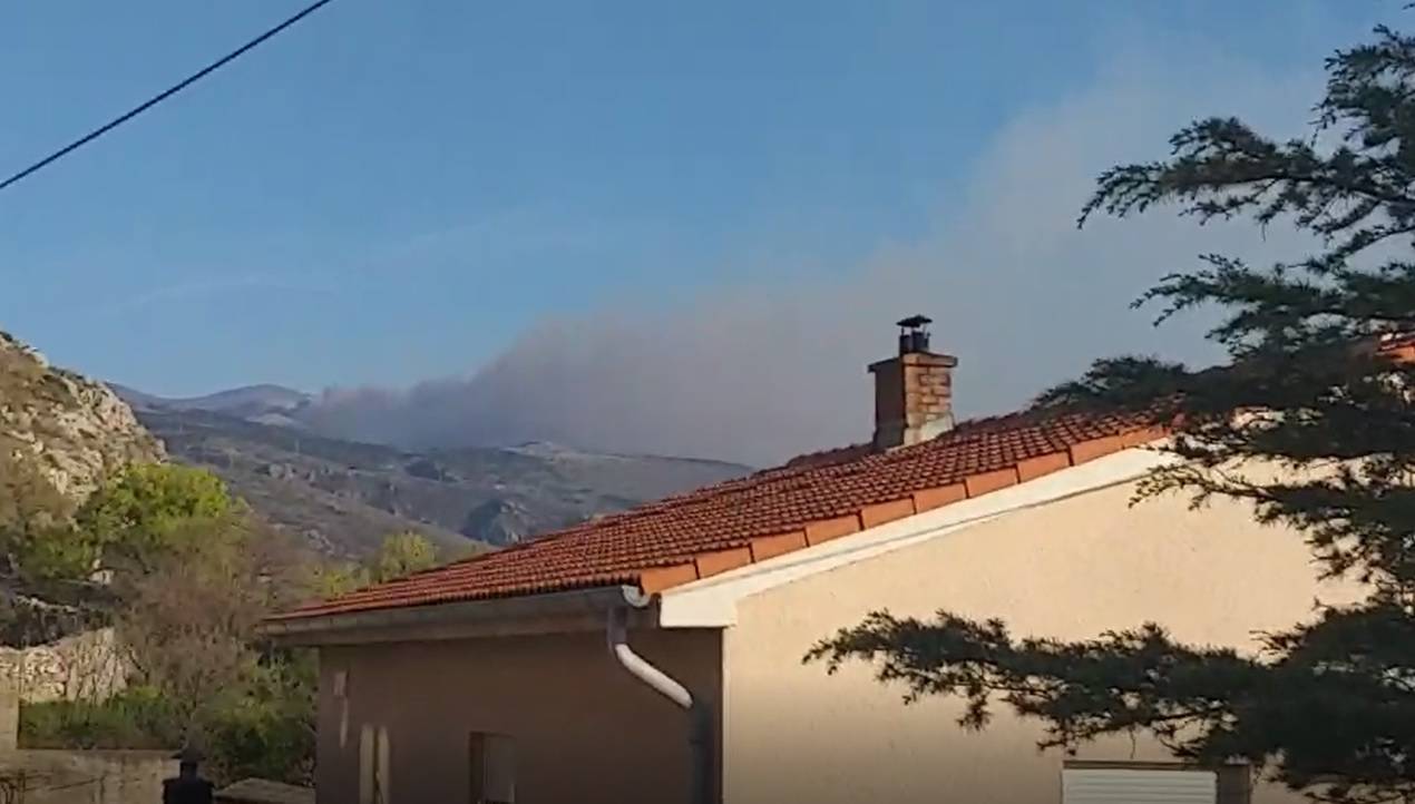 Veliki požar iznad Senja: Gori nisko raslinje, vatra blizu kuća