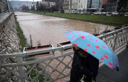 BiH: Pojačana kiša prouzročila nagli rast vodostaja, u rijeci Miljacki utopila se djevojka