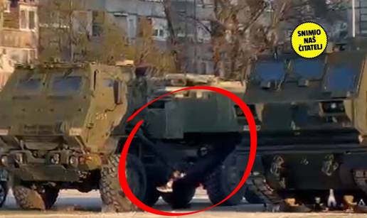 VIDEO U Zagrebu zakačio mrežu između vojnih vozila i ljulja se...