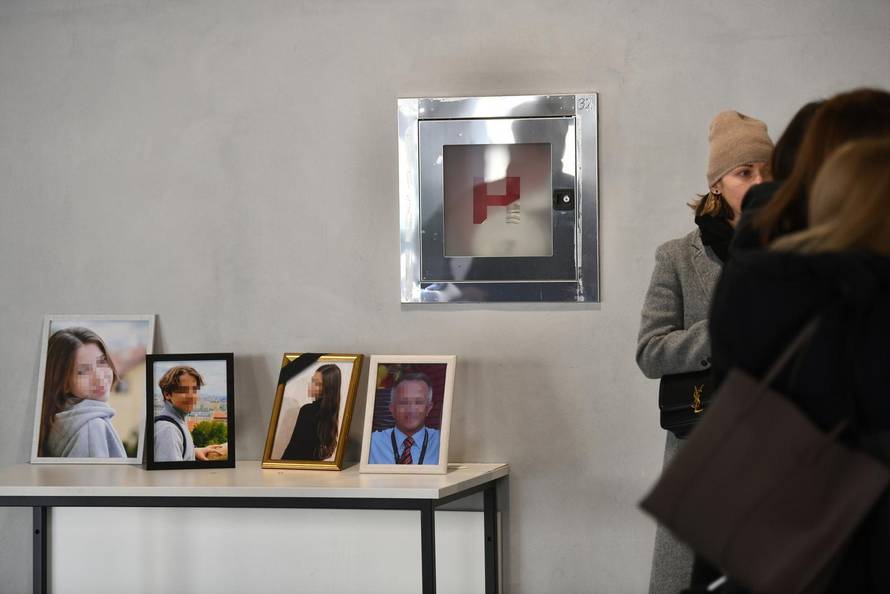 Beograd: Roditelji na sud stigli sa slikama ubijene djece iz Ribnikara, Kostinu majku zasuli uvredama