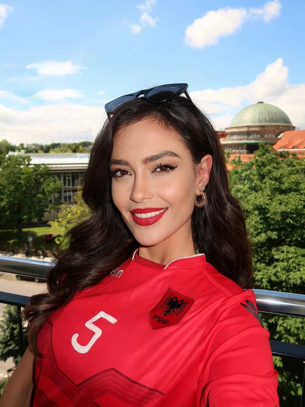 FOTO Obje su joj ispale. Tuga za najljepšu voditeljicu Lige prvaka