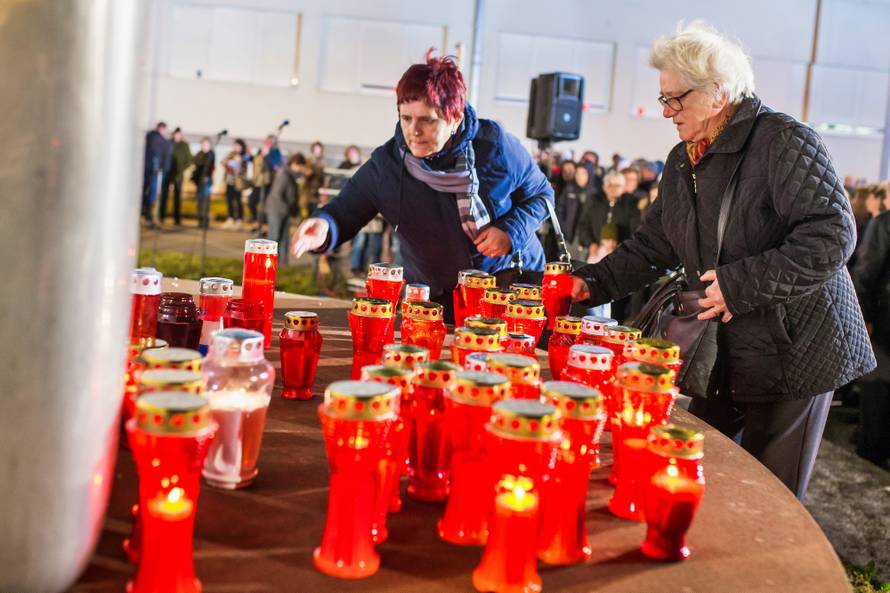 Na molitvu u dvorište bolnice u Vukovaru došla i predsjednica