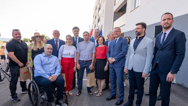 Zadar: Premijer Plenković sudjelovao na svečanosti primopredaje ključeva POS-ovih stanova 