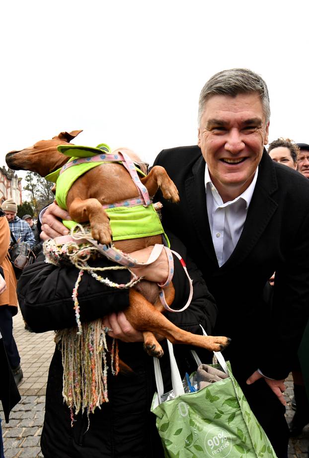 Zoran Milanović se družio s građanima u Čakovcu, oduševio ga psić koji ga je lizao po licu