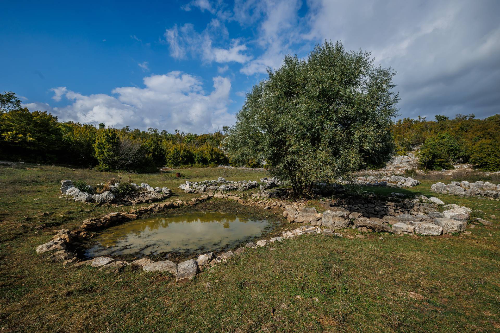 Malo ljudi zna za ove misteriozne bunare u Dalmatinskoj zagori, legenda kaže da nikad nisu presušili