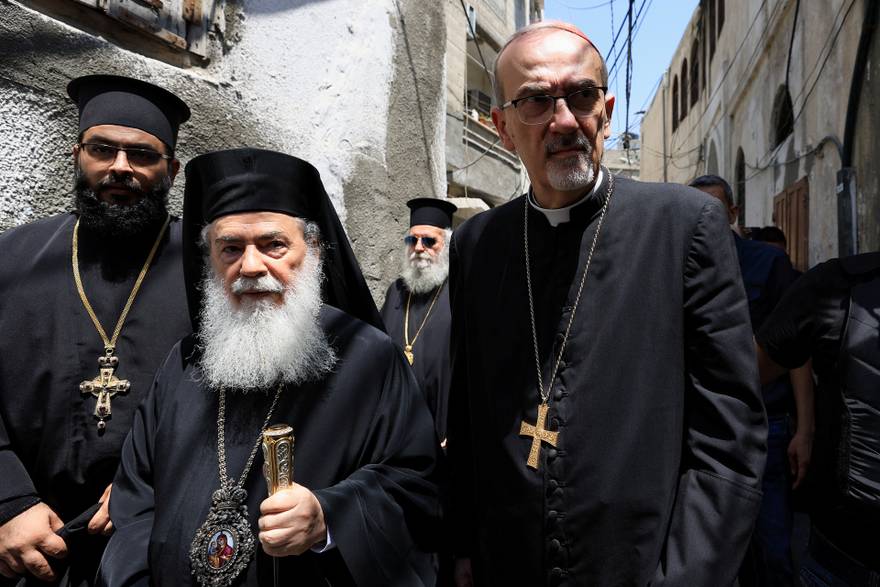 Kršćanski svećenici posjetili crkvu koju je Izrael bombardirao