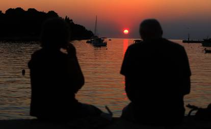 24.09.2021., Rovinj - Brojni turisti uzivali u zalasku sunca sa rive u Rovinju. Photo: Kristina Stedul Fabac/PIXSELL