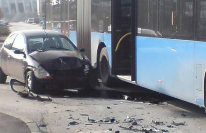 Fordom Ka se na križanju zaletio u ZET-ov autobus