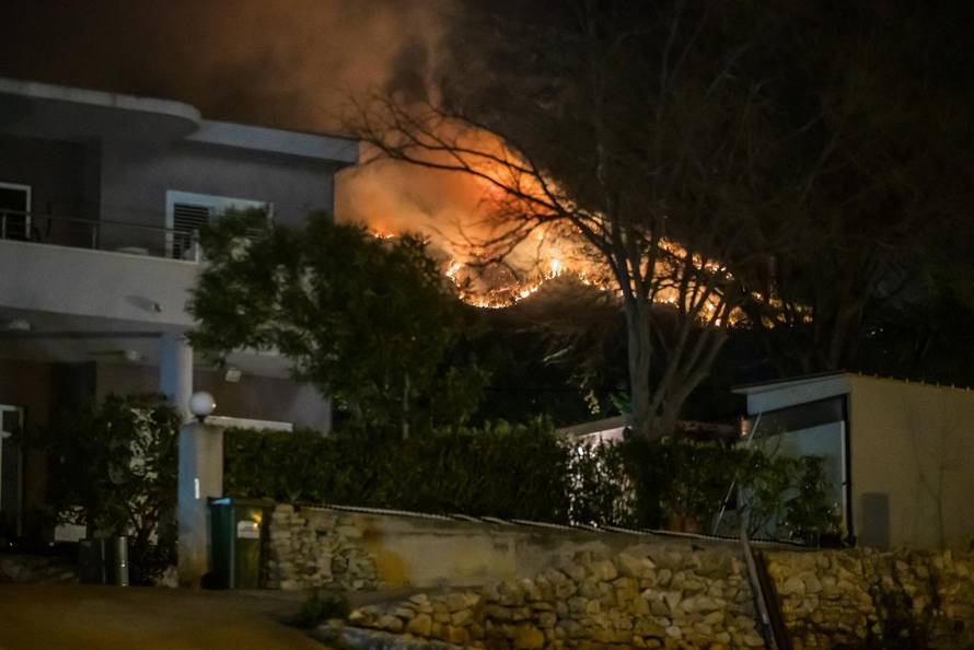Solin: Šumski požar tijekom večeri buknuo je iznad Solina