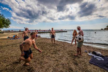 FOTO Nema jeseni za Splićane: Na Firulama i dalje ima kupača