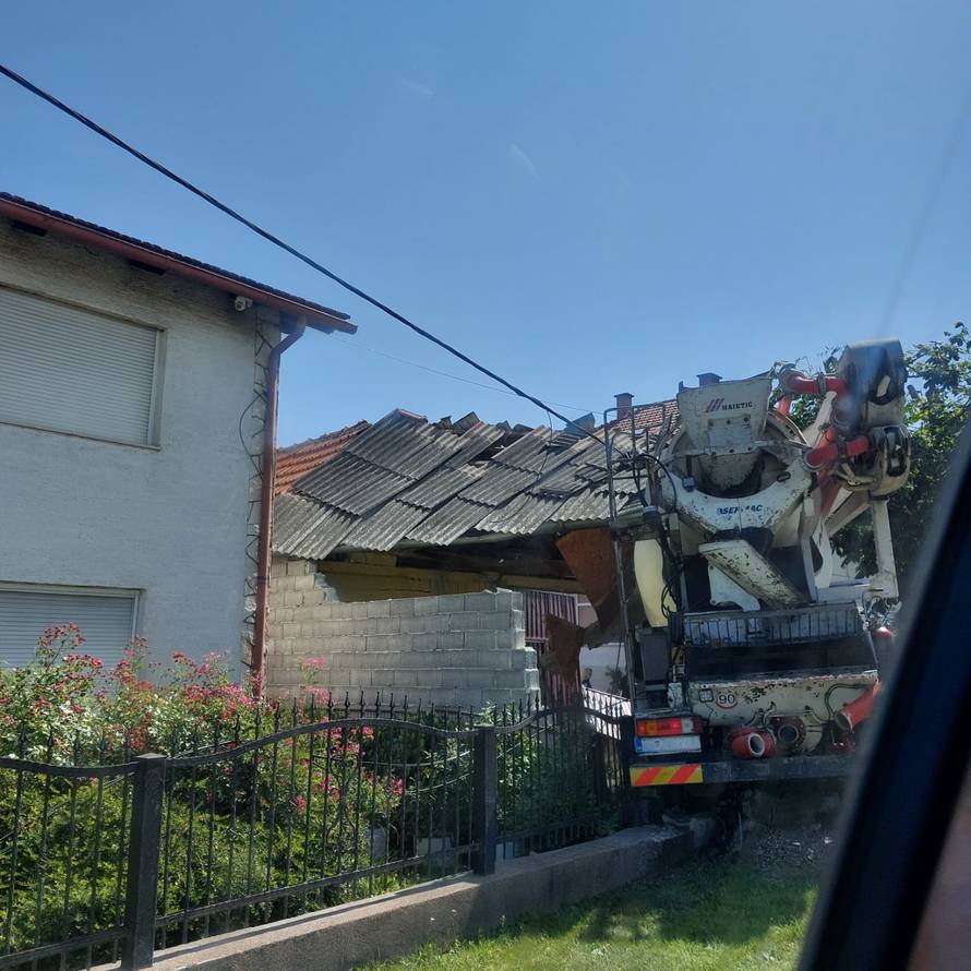 GALERIJA Pogledajte kako je kamion doslovno razvalio kuću