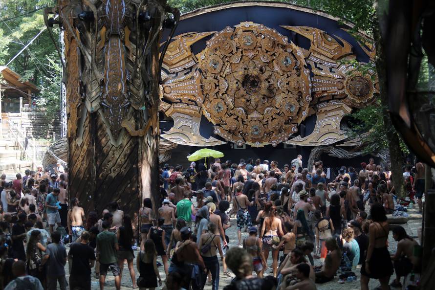 Gole grudi i psihodelija: Počeo Momento Demento na Mrežnici