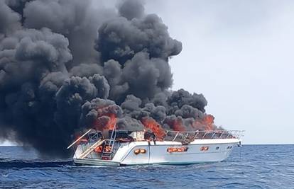 FOTO Izgorjela jahta kod Vele Luke, spasili četvero ljudi. Brod završio na 70 metara dubine