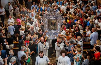 VIDEO Desetci tisuća ljudi na velikoj procesiji u Sinju