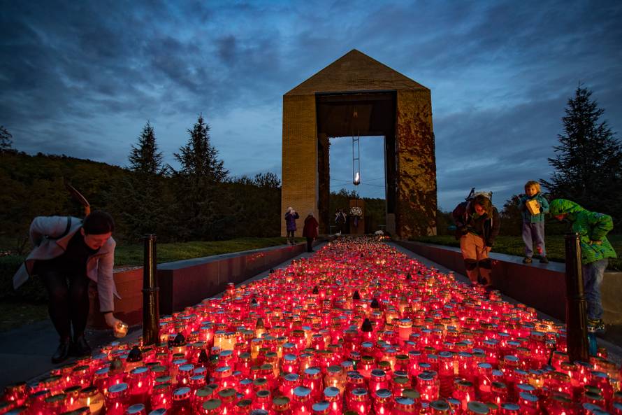 Dan je Svih svetih: Pogledajte fotografije s hrvatskih groblja
