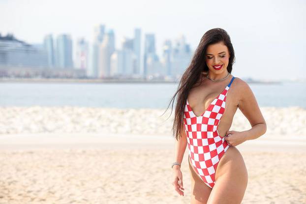 ARHIVA - Ivana Knoll pozirala u kockastom kupaćem kostimu na plaži Ras Abu Aboud